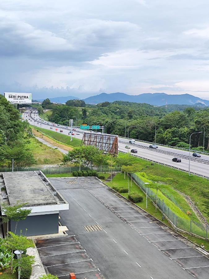 Putra 1 Pool Homestay Bandar Seri Putra Kampong Sungai Buah Esterno foto