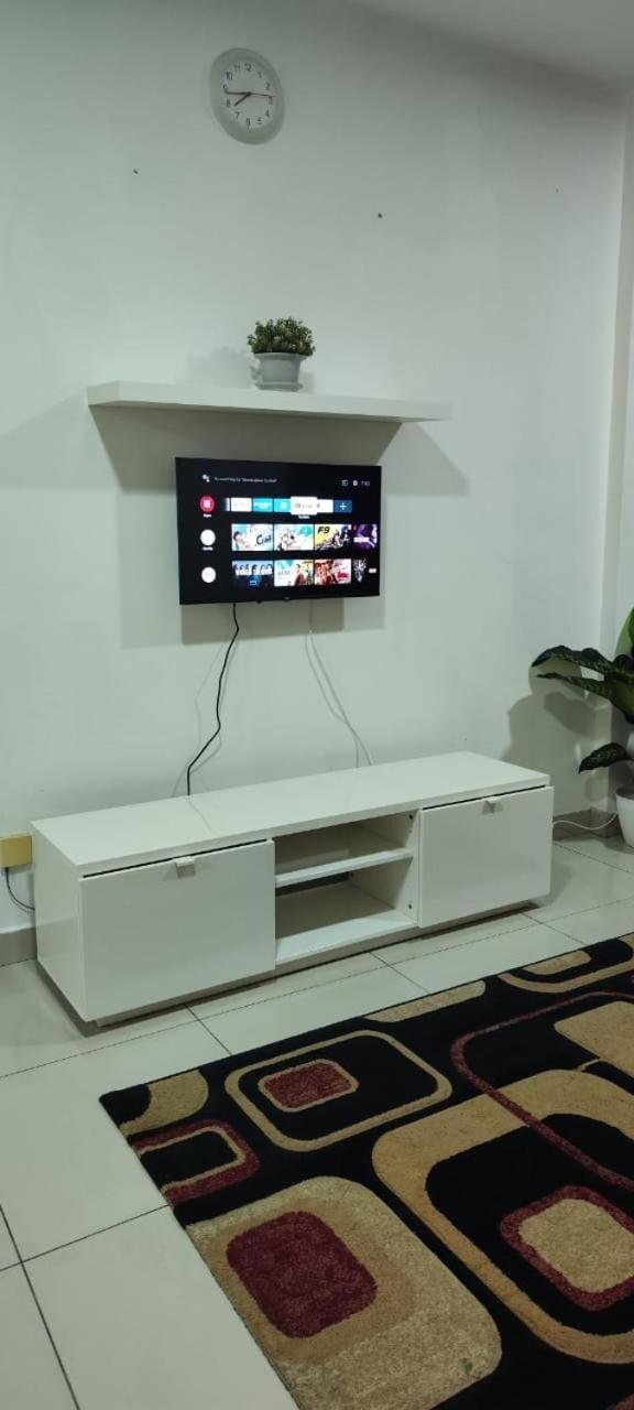 Putra 1 Pool Homestay Bandar Seri Putra Kampong Sungai Buah Esterno foto