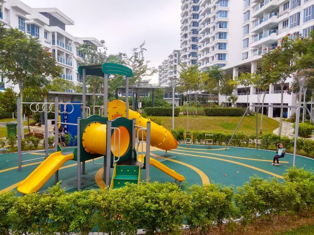 Putra 1 Pool Homestay Bandar Seri Putra Kampong Sungai Buah Esterno foto
