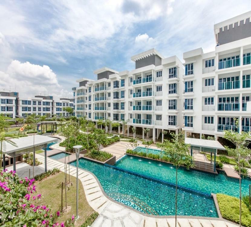 Putra 1 Pool Homestay Bandar Seri Putra Kampong Sungai Buah Esterno foto